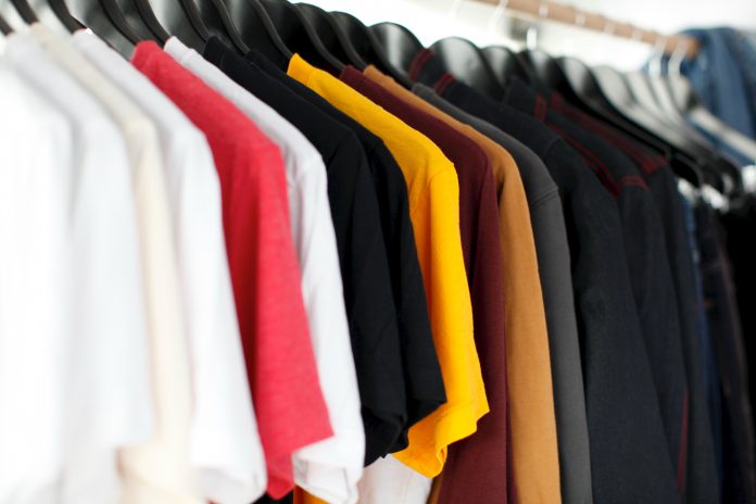 Cover Artikel: Bahan Kaos yang Perlu Kamu Ketahui Sebelum Memutuskan Untuk Produksi - Hana Konveksi